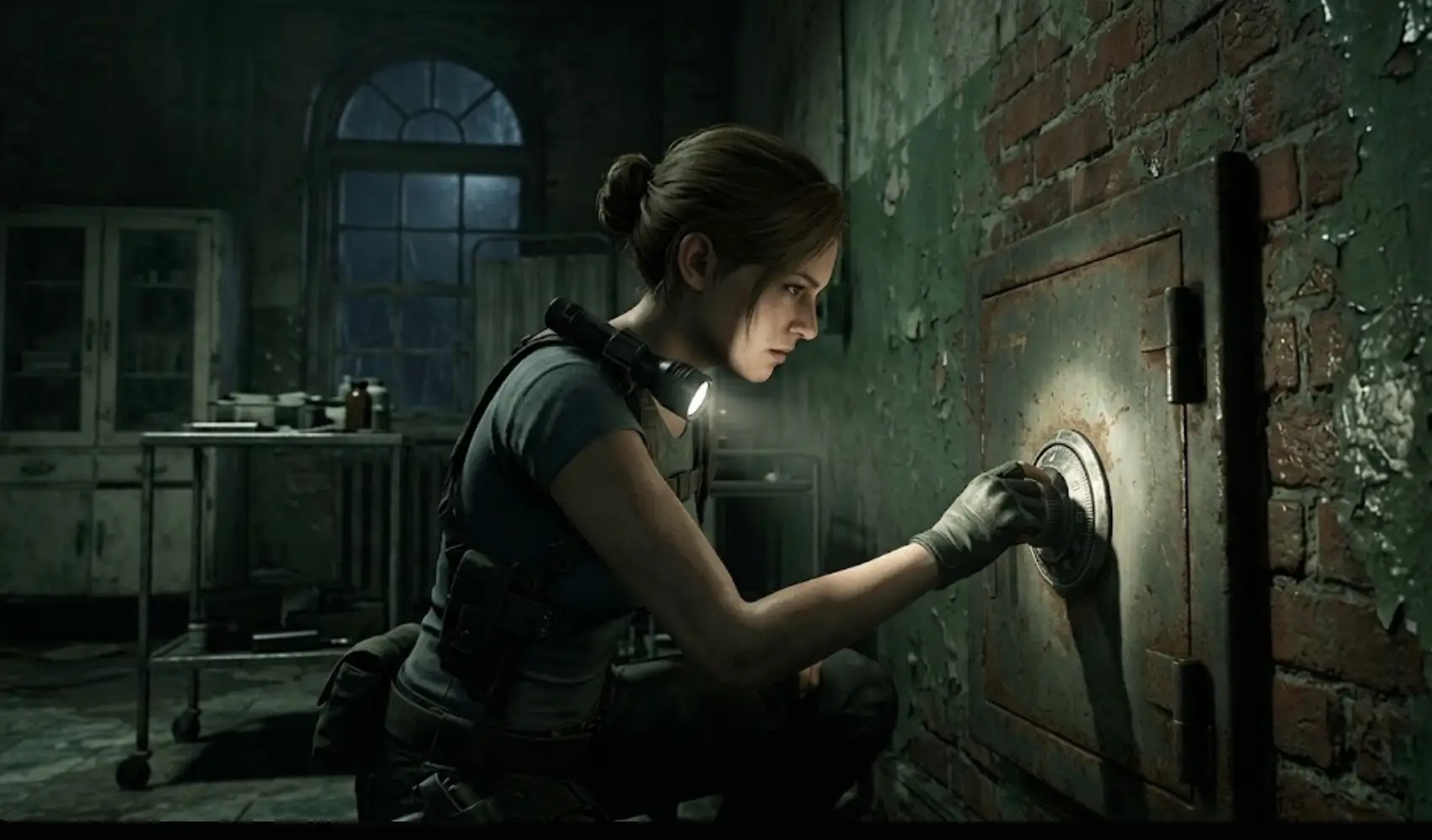 Сфокусированная Грейс Эшкрофт из Resident Evil 9: Requiem с фонариком вводит код в потёртый металлический сейф в медицинском центре Rhodes Hill.